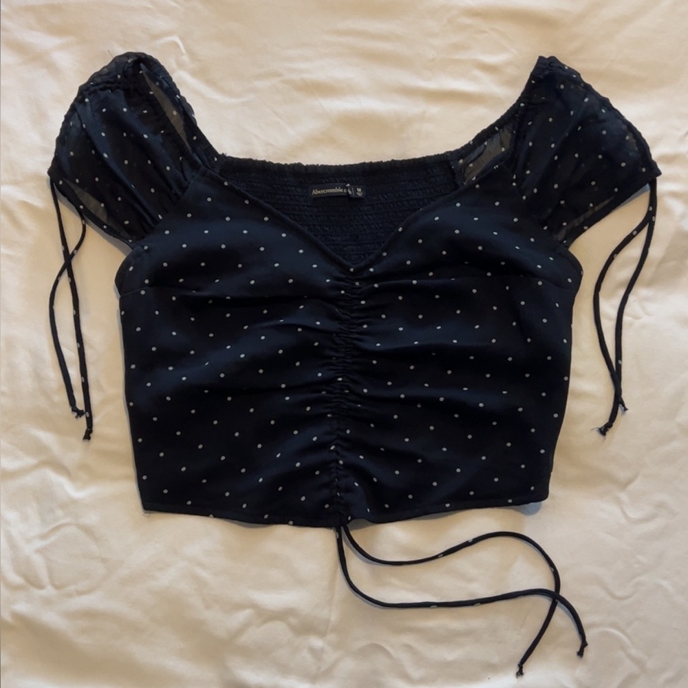 Abercrombie & Fitch Women’s Cropped Navy Polka Dot Adjustable Ruched Blouse - Picture 2 of 6